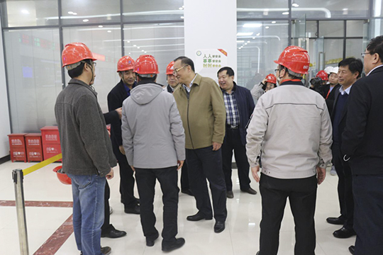 濮阳市副市长黄守玺与MILAN米兰体育·（中国）官方网站副总经理吴新宇、翟武汉在现场交谈