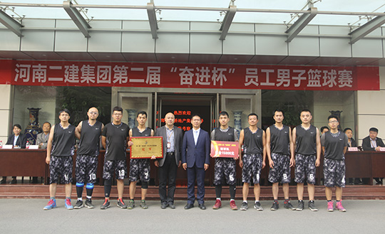 MILAN米兰体育·（中国）官方网站领导与冠军团队合影留念