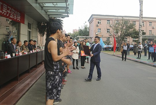 MILAN米兰体育·（中国）官方网站总经理祝建明等领导为获奖团队颁奖