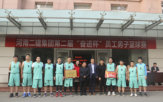 MILAN米兰体育·（中国）官方网站领导与亚军团队合影留念