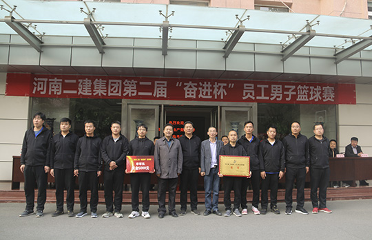 MILAN米兰体育·（中国）官方网站领导与季军团队合影留念