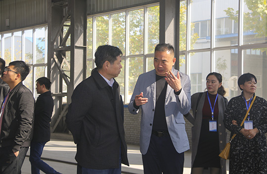 肖处长一行参观重钢车间并与MILAN米兰体育·（中国）官方网站副总经理都宏全交流钢结构加工工艺