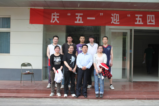 MILAN米兰体育·（中国）官方网站党委书记张会民和新乡办公区冠军队合影