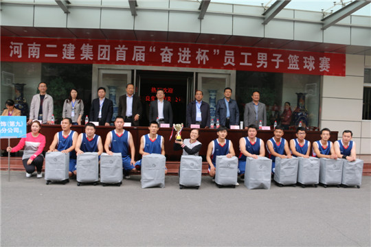 MILAN米兰体育·（中国）官方网站领导与冠军团队合影留念