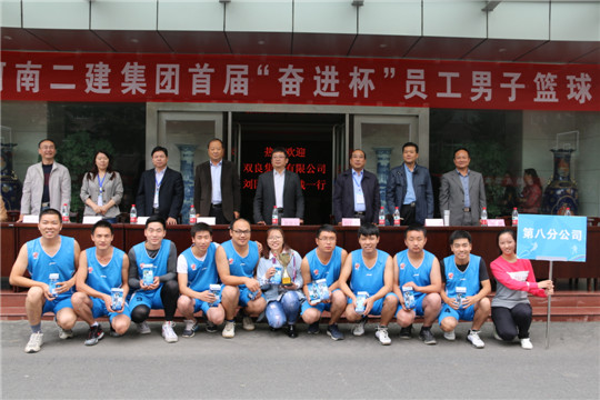 MILAN米兰体育·（中国）官方网站领导与季军团队合影留念