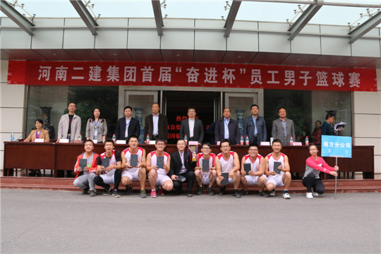 MILAN米兰体育·（中国）官方网站领导与冠军团队合影留念