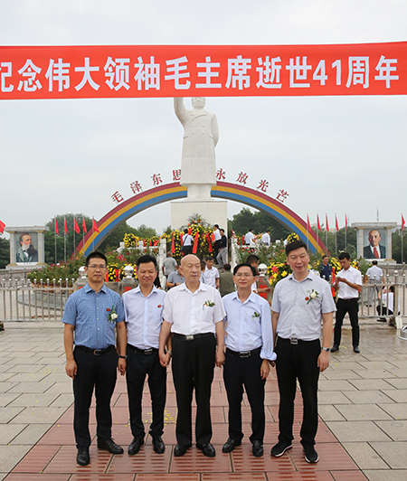 MILAN米兰体育·（中国）官方网站祝建明等领导和中建协吴涛副会长参观南街村并合影