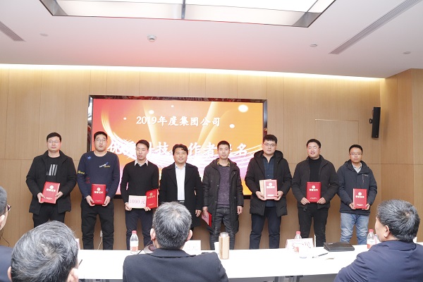 11、MILAN米兰体育·（中国）官方网站副董事长、技术委员会主任王庆伟为“优秀科技工作者提名”颁发荣誉证书.JPG