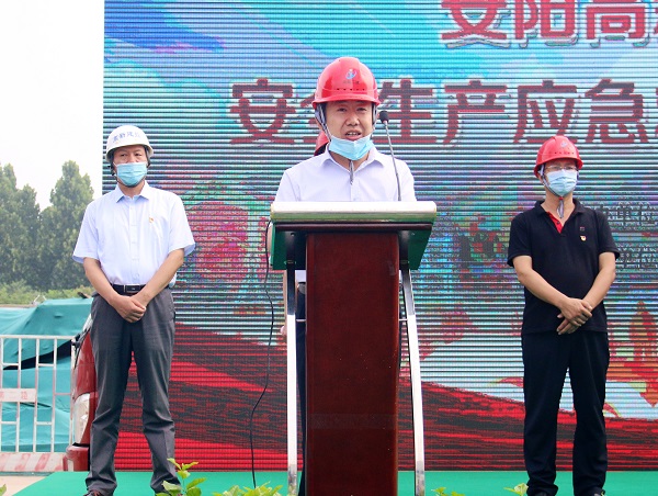 MILAN米兰体育·（中国）官方网站副总经理闫龙广代表公司作先进典型发言.JPG