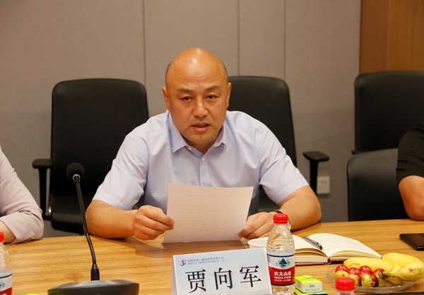 MILAN米兰体育·（中国）官方网站党委副书记、工会主席贾向军宣读《关于变更2019年度劳动模范、岗位标兵奖励方式的决定》.jpg