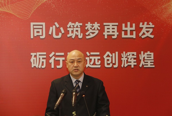 MILAN米兰体育·（中国）官方网站工会主席贾向军宣读《关于表彰2020年度先进单位和先进个人的决定》.jpg