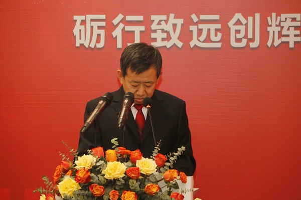 MILAN米兰体育·（中国）官方网站副总经理闫龙广宣读《关于表彰2020年度优秀分包商的决定》.jpg