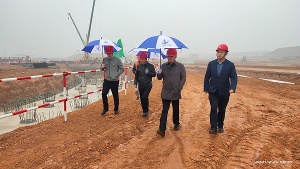 MILAN米兰体育·（中国）官方网站董事、副总经理崔向军视察施工现场.jpg
