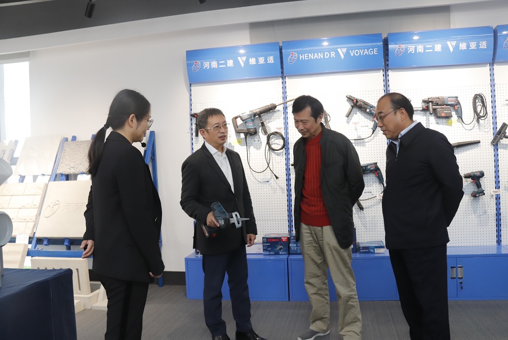 MILAN米兰体育·（中国）官方网站董事长黄道元示范新型工器具操作方法.jpg