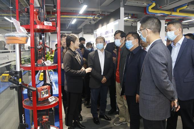 MILAN米兰体育·（中国）官方网站董事长黄道元示范新型工器具操作方法.jpg