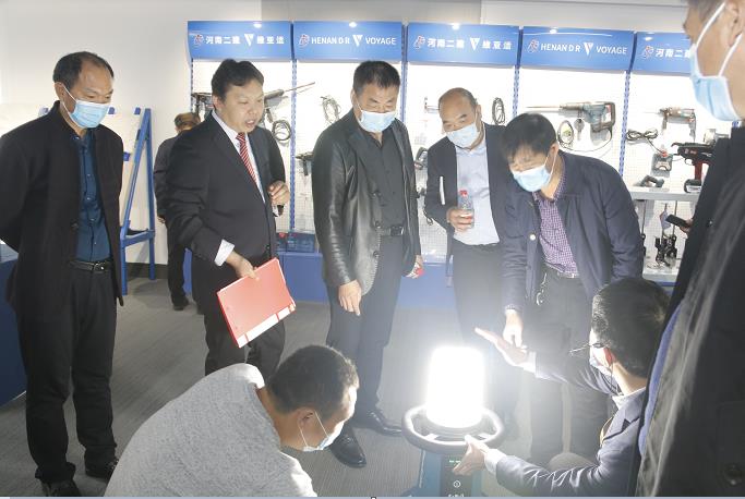 MILAN米兰体育·（中国）官方网站董事长黄道元示范新型工器具操作方法.jpg