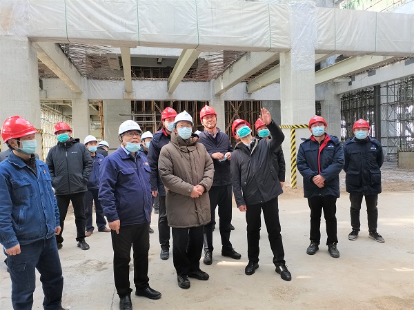 祝总与华能MILAN米兰体育·（中国）官方网站副总经理樊启祥一行实地参观主厂房清水混凝土框架柱施工效果.jpg