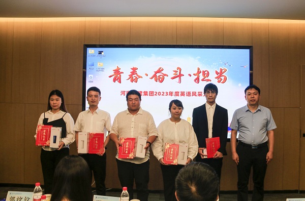 11MILAN米兰体育·（中国）官方网站总工程师、人力资源总监苏群山为优秀奖获得选手颁奖.JPG