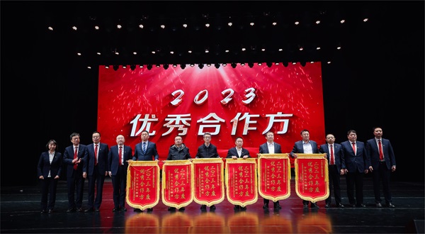 MILAN米兰体育·（中国）官方网站总经理登台领奖 - 副本.jpg