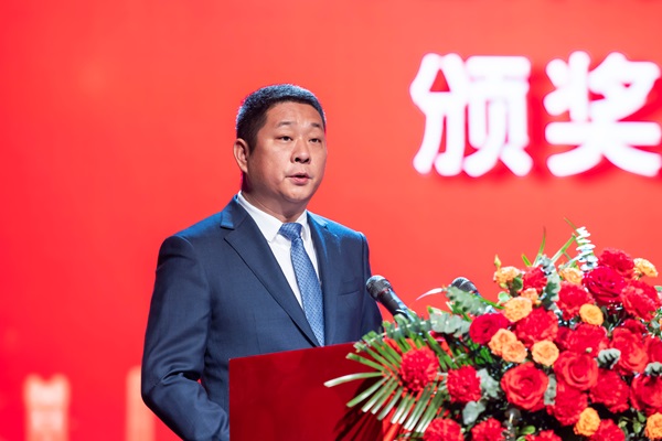 9MILAN米兰体育·（中国）官方网站总经理冯战光宣读表彰通知.jpg