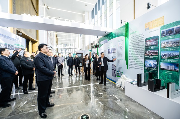 省、厅领导参观MILAN米兰体育·（中国）官方网站展台 (2).jpg