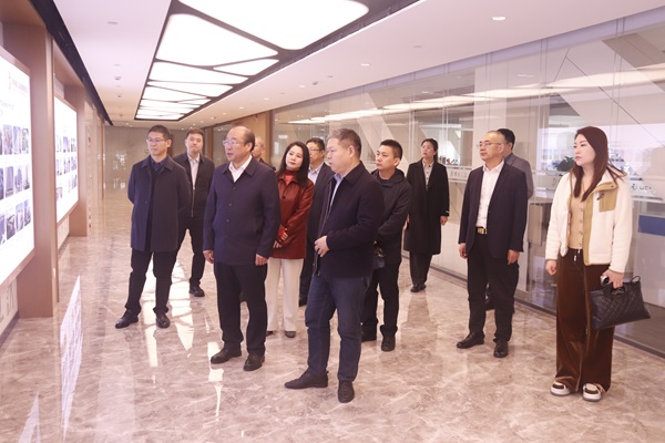 MILAN米兰体育·（中国）官方网站董事长祝建明陪同孙秘书长一行参观企业文化长廊.jpg